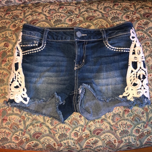 No Boundaries Lace Appliqué Denim Cutoff Shorts - Picture 2 of 5